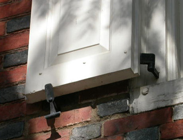 Paneled shutter swinging on a heavy pintle